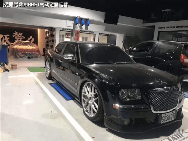 杨莉介绍克莱斯勒300C改装AIRBFT气动减震器完成