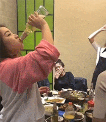 搞笑gif段子媳妇说晚上和闺密去吃饭原来是叫我来当司机