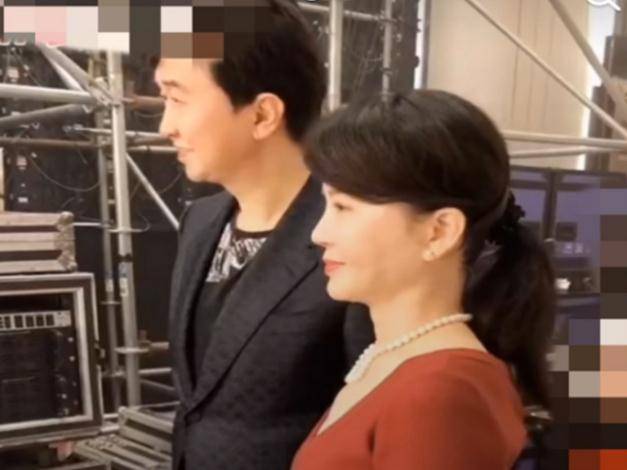 付笛声与妻子参加商演,抱怨等得不耐烦?任静一条红裙反复利用