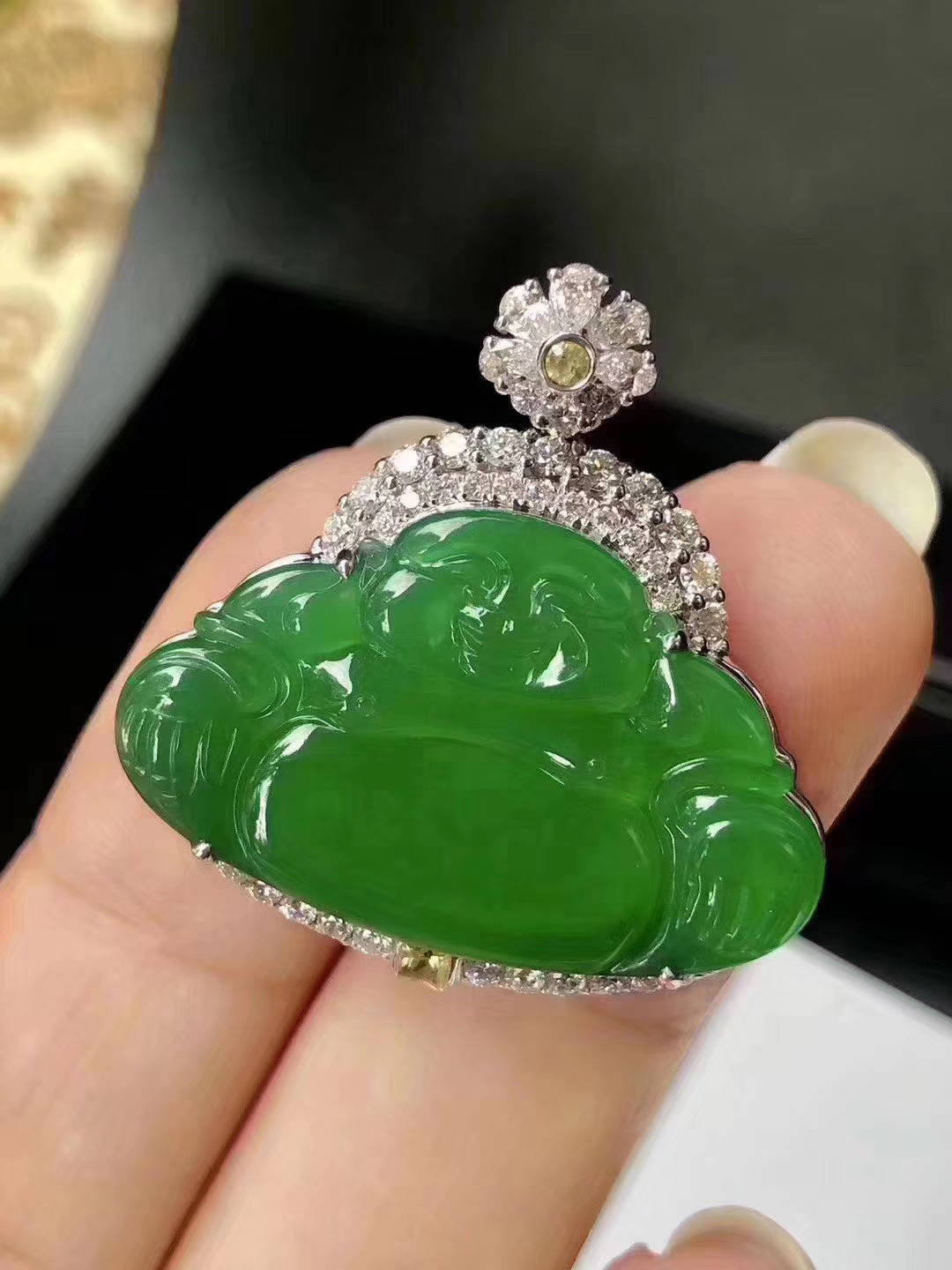 性"是指在翡翠表面可以直观看到的硬玉矿物解里面的反光,俗称"苍蝇翅"