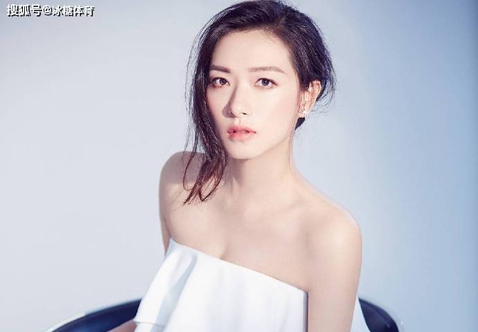 万茜 唯美写真,清雅面庞透出一丝冷峻气质