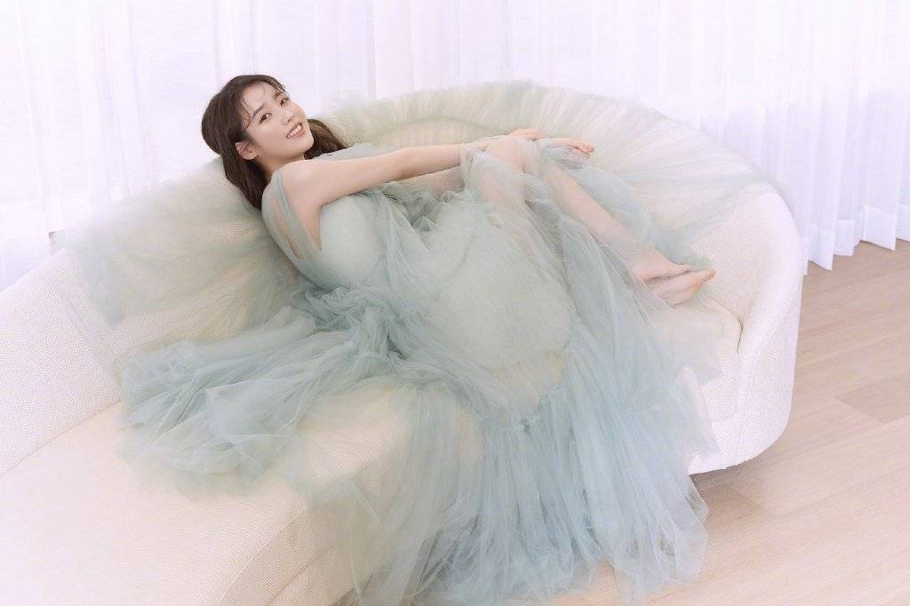 iu最新杂志写真公开 穿绿纱粉裙柔美清甜似仙女