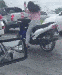 原创
妹子,你自拍时还挡着脸,这是拍给谁看呢