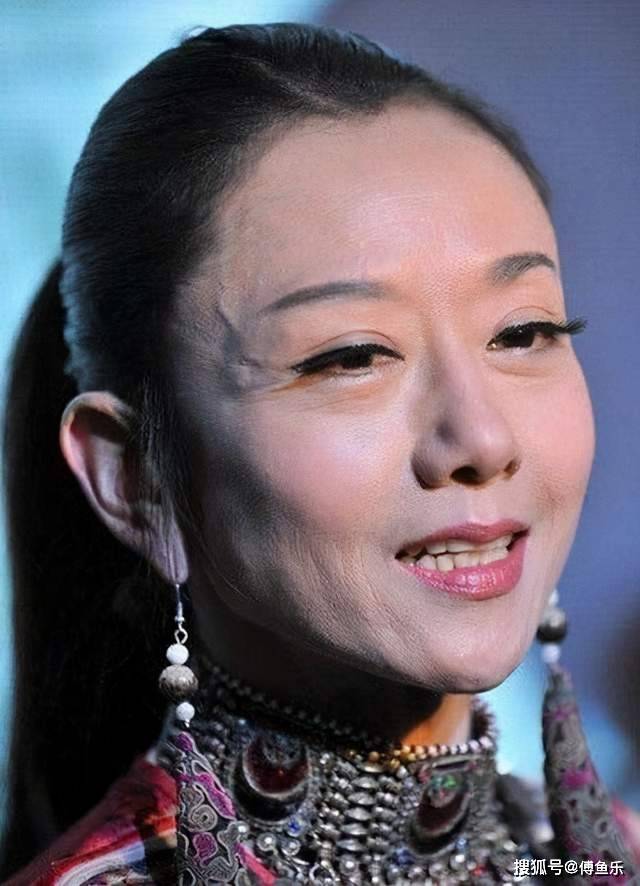 从照片看,杨丽萍老师完全一副老妇人形象,脸上的皱纹和青筋也很明显.