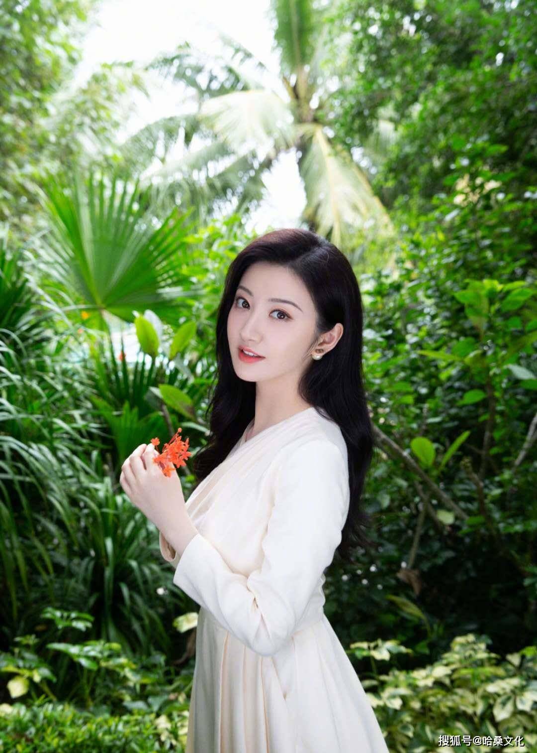 景甜出席活动,穿一身白色长袖连衣裙,温柔又显女神气质