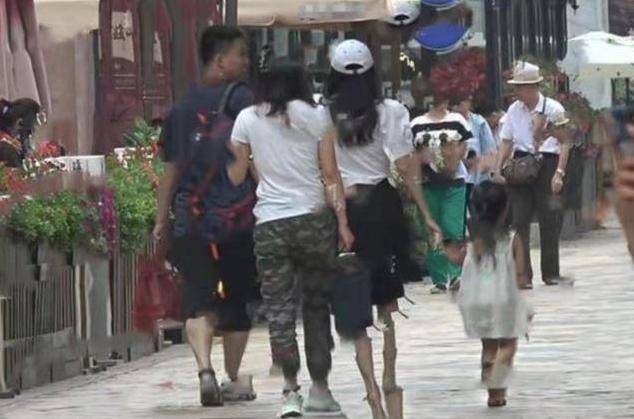 章子怡接女儿放学,私下打扮似白领