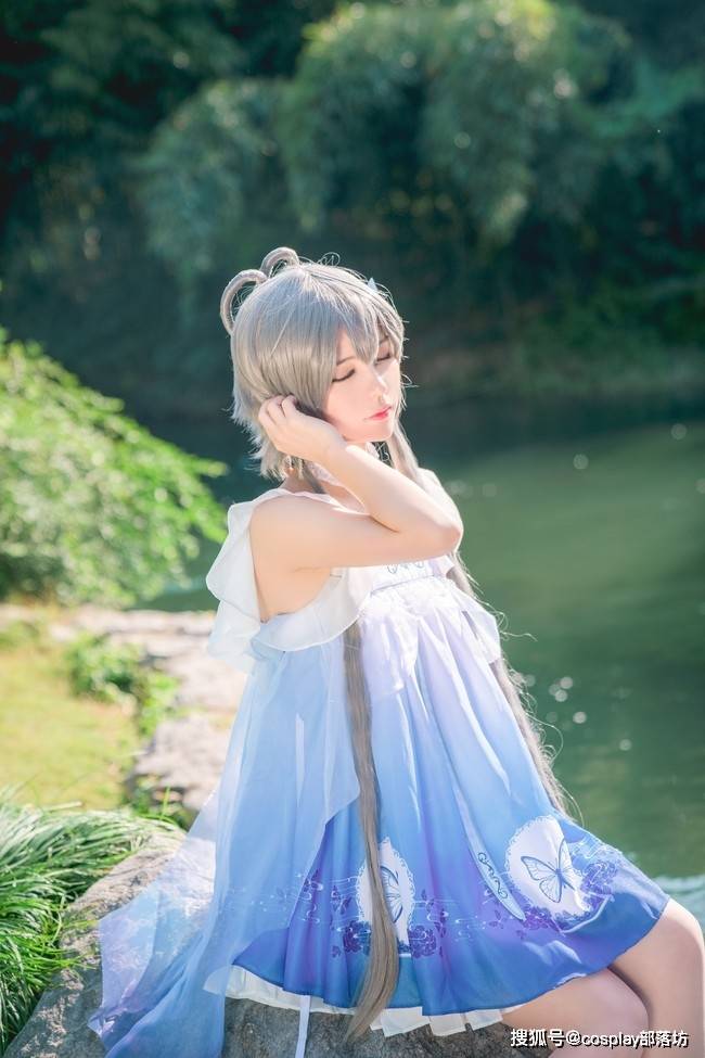 cos:灰色双马尾洛天依,好可爱的小姐姐