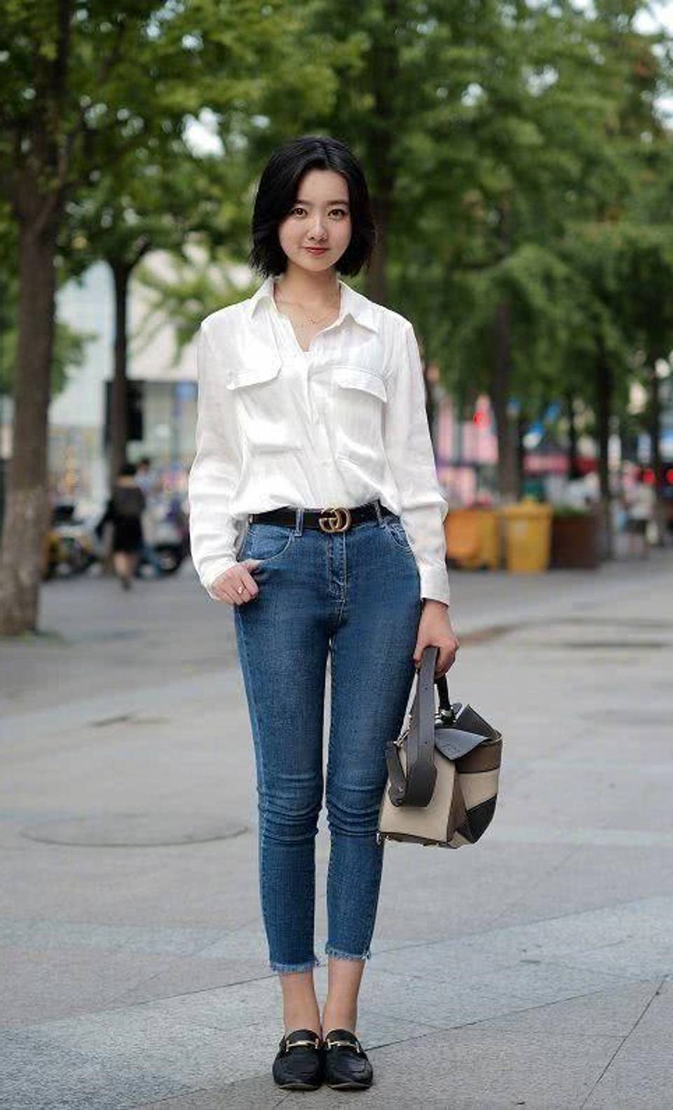 路人街拍,美女白衬衫搭配蓝色牛仔裤,时髦还显瘦