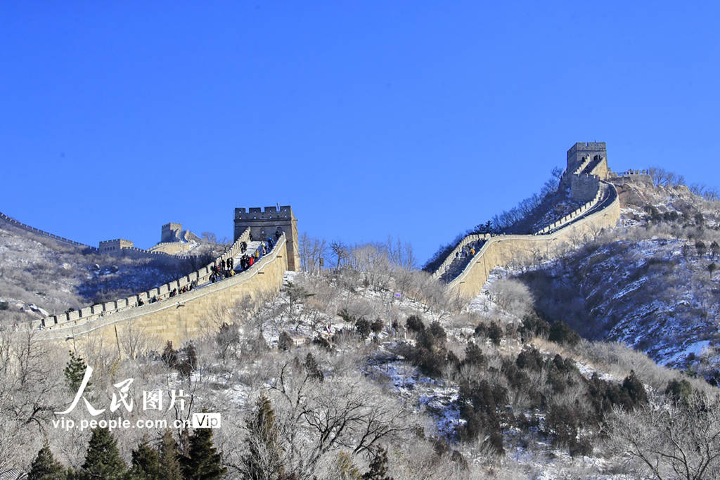 北京:八达岭长城雪后银装素裹