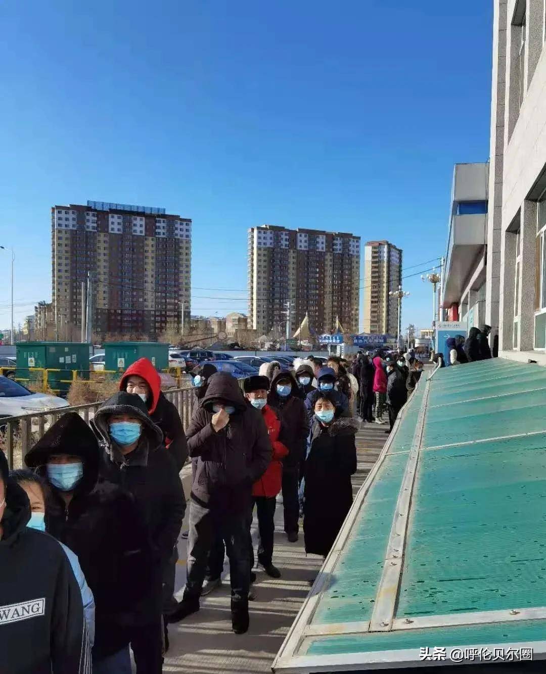 受满洲里疫情影响海拉尔这家核酸检测机构前排起长龙