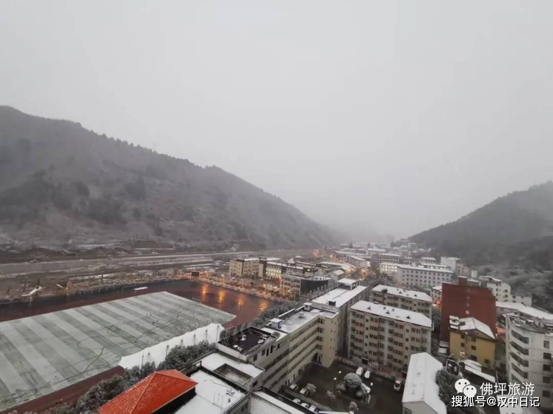 佛坪县城迎来首场大雪!