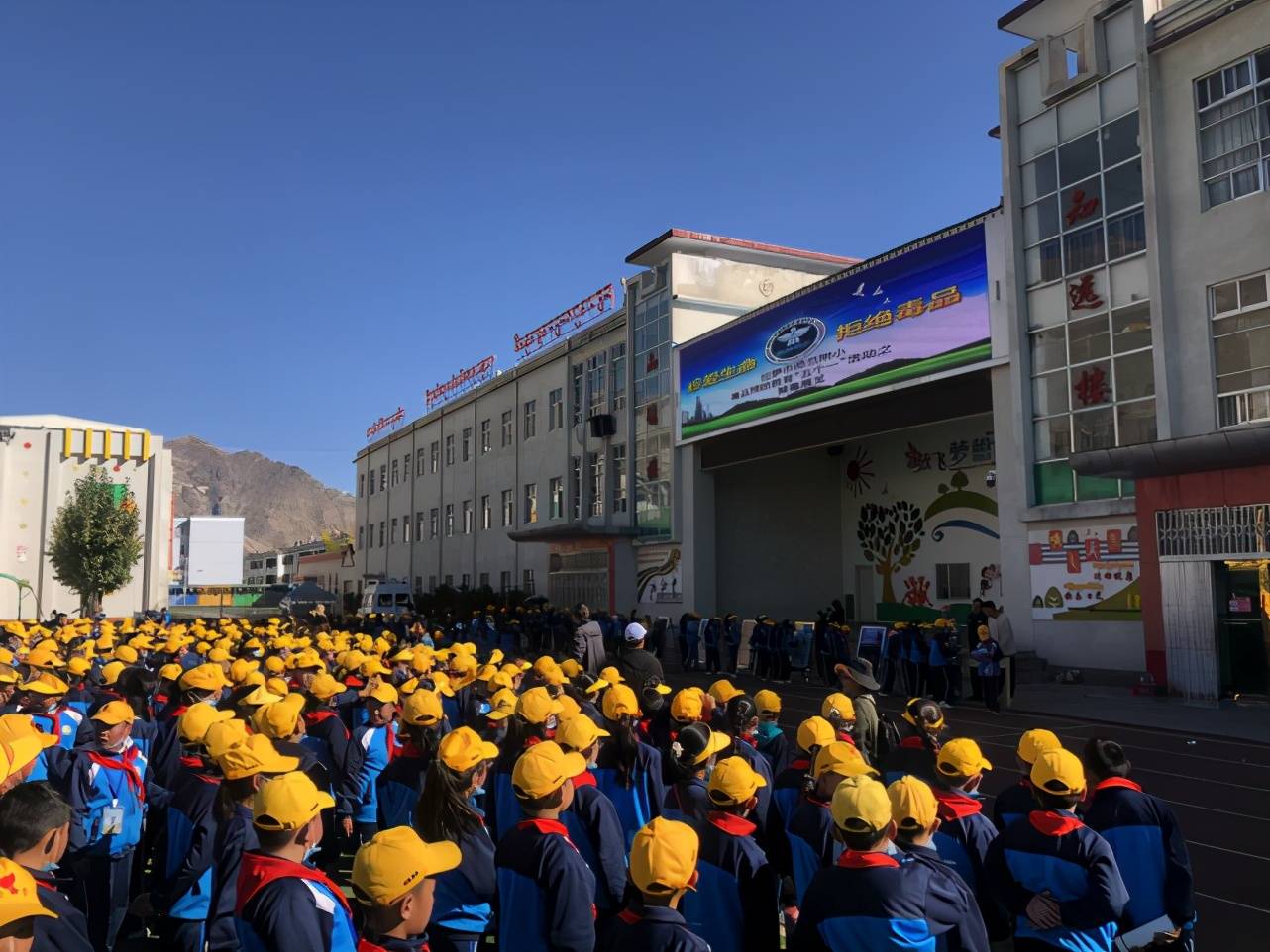 10月21日至22日,拉萨市禁毒办深入拉萨市海城小学,师范附小开展禁毒