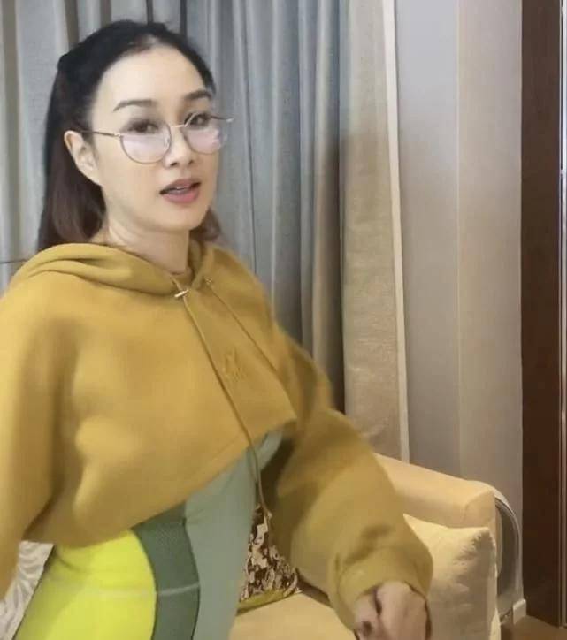 钟丽缇年过半百,虽磨皮成少女一般,但真实容貌早已是中老年!