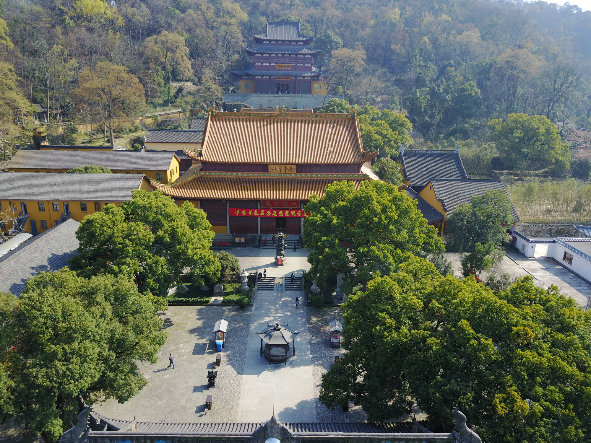 杭州西湖边发现一座寺院，经考证是皇家寺院，现为西湖十景之一