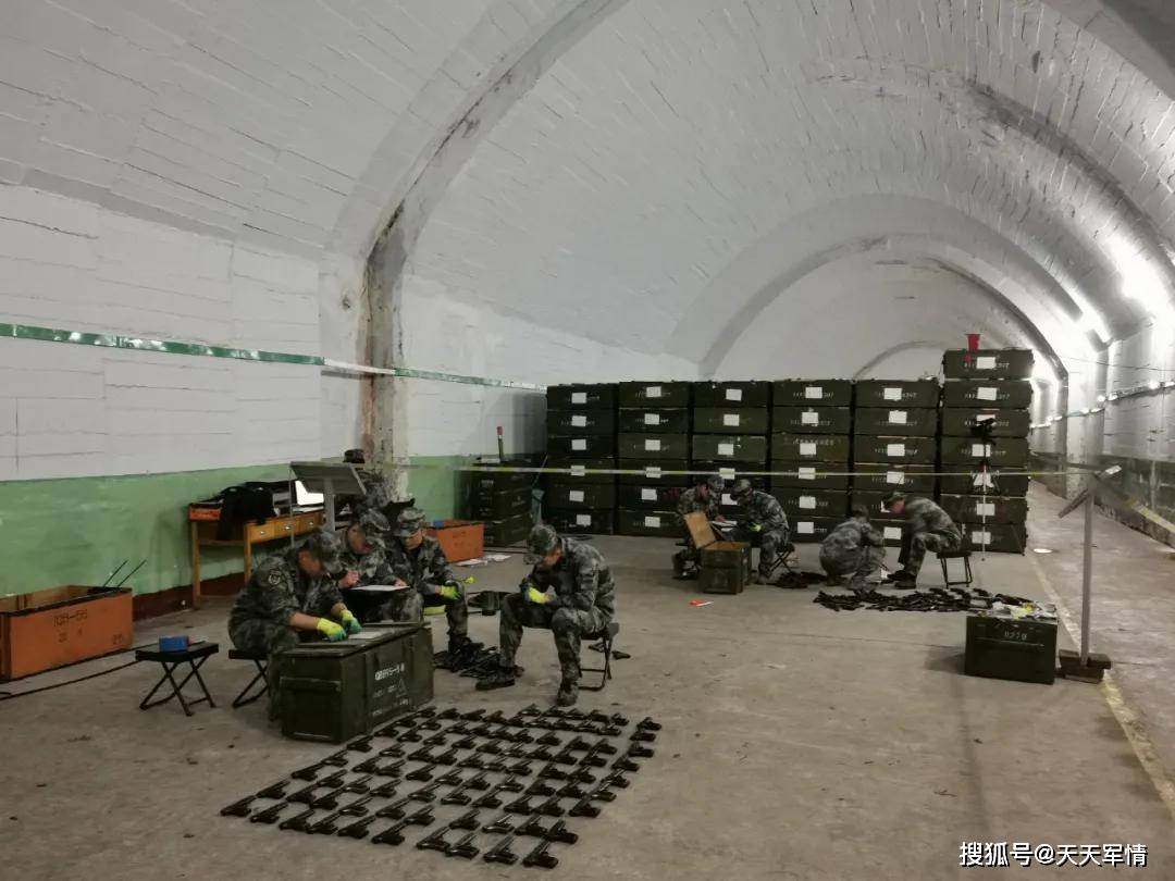在装载运输过程中,官兵们按照铁路装载标准,堆码装垛,加固捆绑,以武装