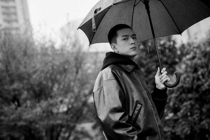原创李现新电影《赤狐书生》开启路演之旅,雨中撑伞回眸氛围感十足