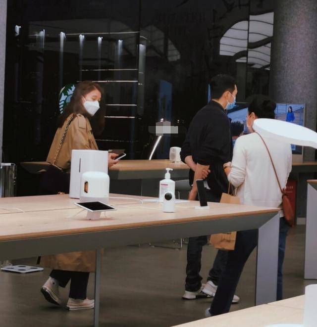 袁咏仪夫妇低调逛街,张智霖背手似老干部