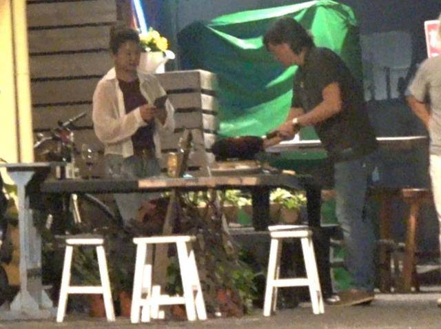 梁静茹大14岁男友密会异性,还亲自为其煎牛排