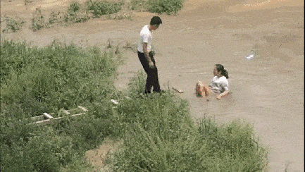 搞笑gif段子:我的后腿告诉我这个地方一定要快走,而且