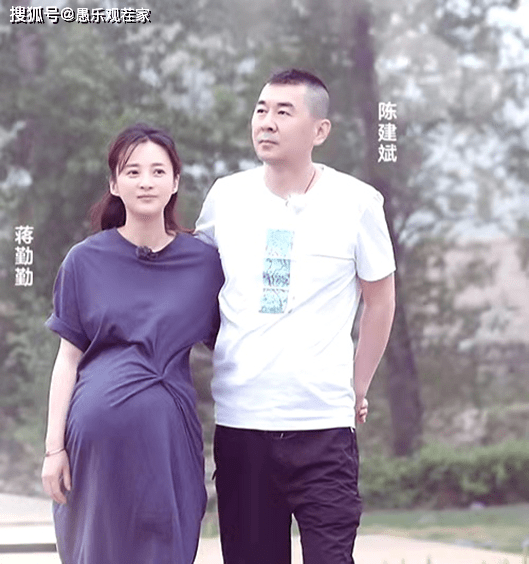 陈建斌夫妇外出聚餐,蒋勤勤素颜手挽老公