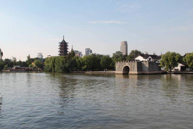 2020泰州gdp_江苏省泰州中学校服(2)