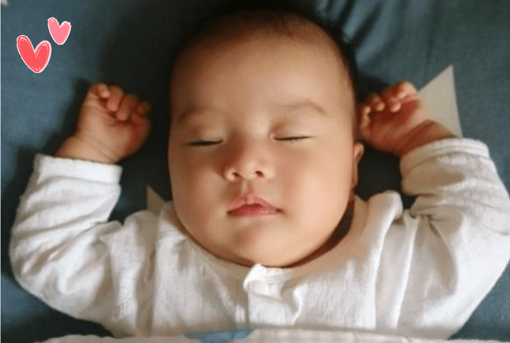 为何宝宝睡觉偏爱“举起手来”？投降式睡姿对娃有影响？看完知晓