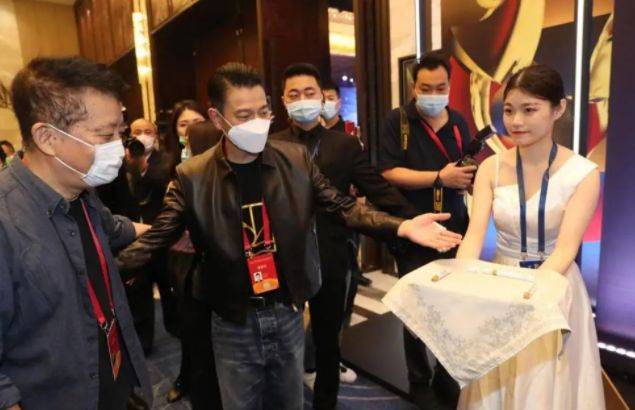 天王也老了!59岁刘德华戴老花镜看稿面容憔悴