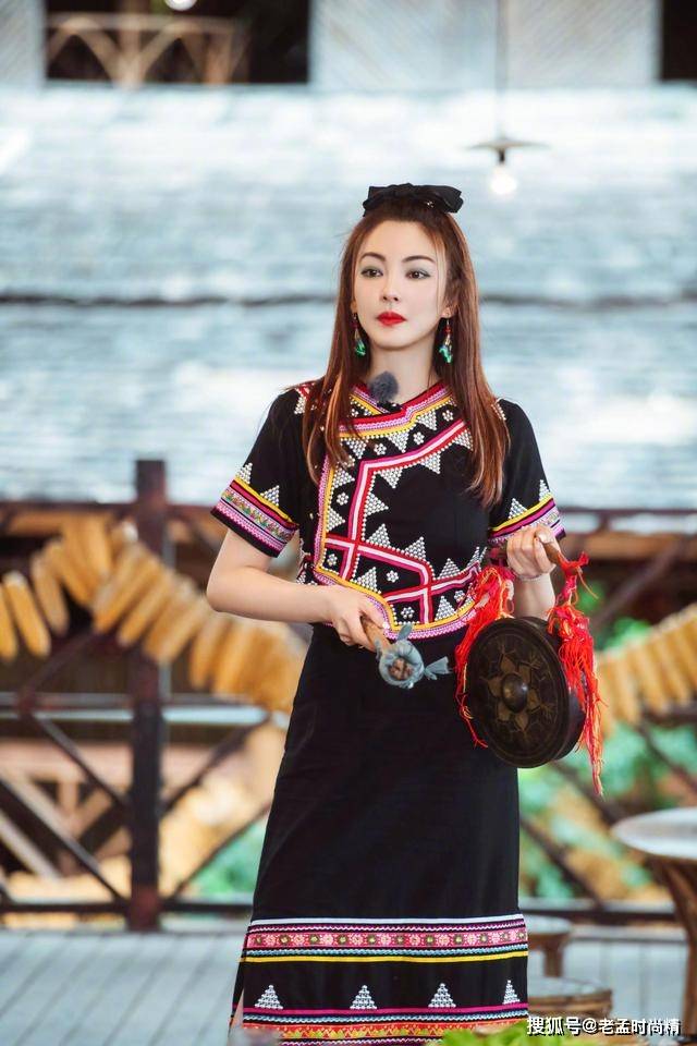 拉祜族服饰混搭个性拖鞋,无论是敲锣还是跳舞