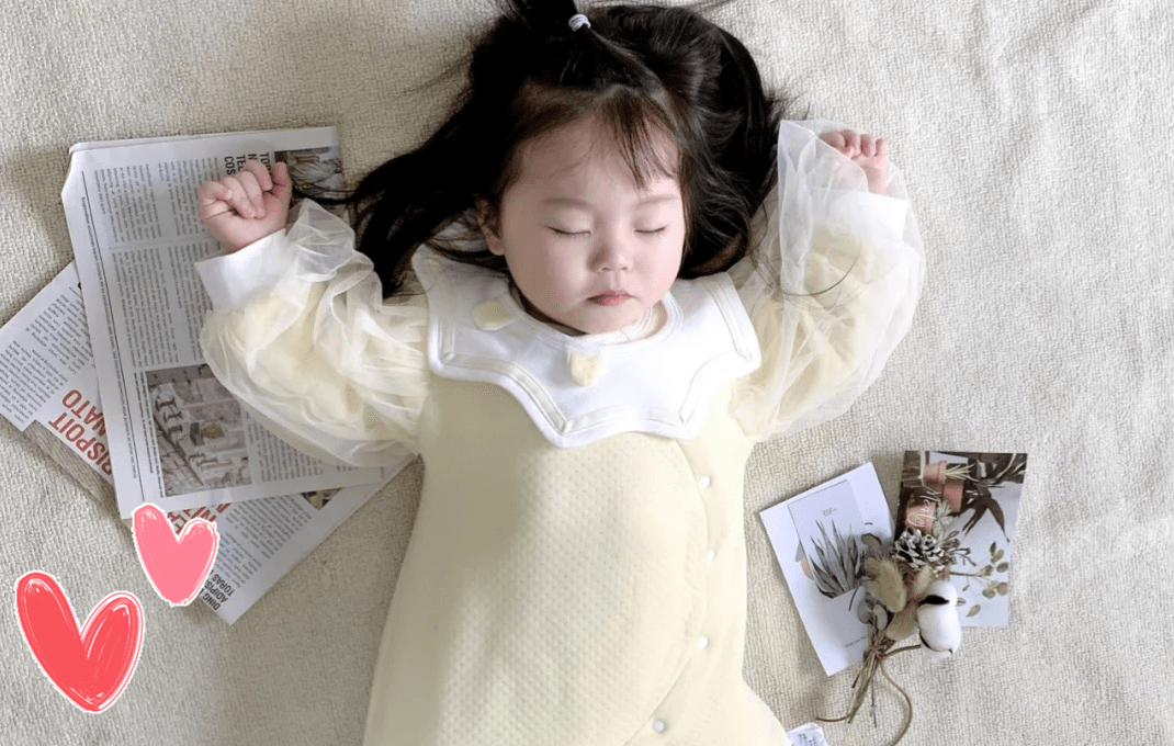 为何宝宝睡觉偏爱“举起手来”？投降式睡姿对娃有影响？看完知晓