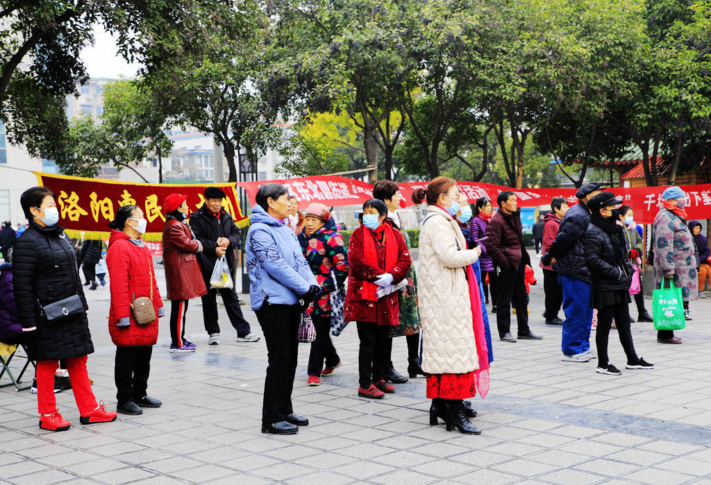 惠民艺术团四年团庆惠民文艺演出在洛阳青年宫广场举办