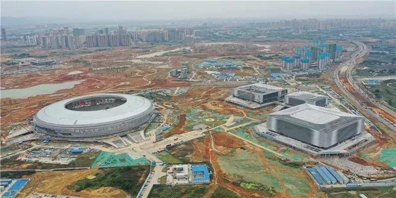 东安湖体育中心建设实景 配套方面,除了5000亩东安湖生态公园,图书馆