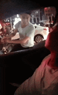 搞笑gif段子:新娘,彩礼再少也不用当场翻脸吧,这婚还结不结了