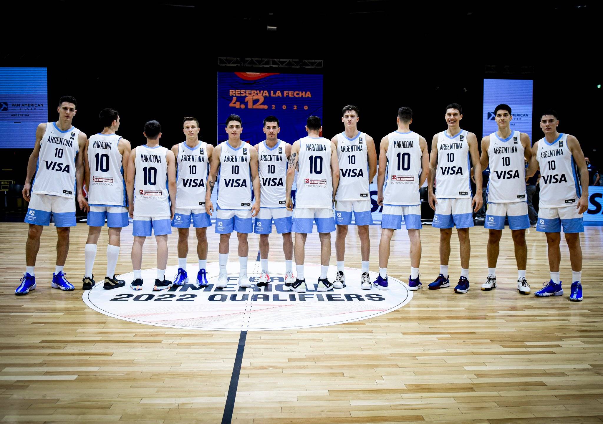 组图:阿根廷男篮集体穿10号球衣 缅怀马拉多纳