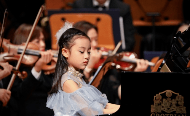8歲甜馨彈鋼琴自信大方！五官清秀很像賈乃亮，未更名仍叫賈雲馨 娛樂 第3張