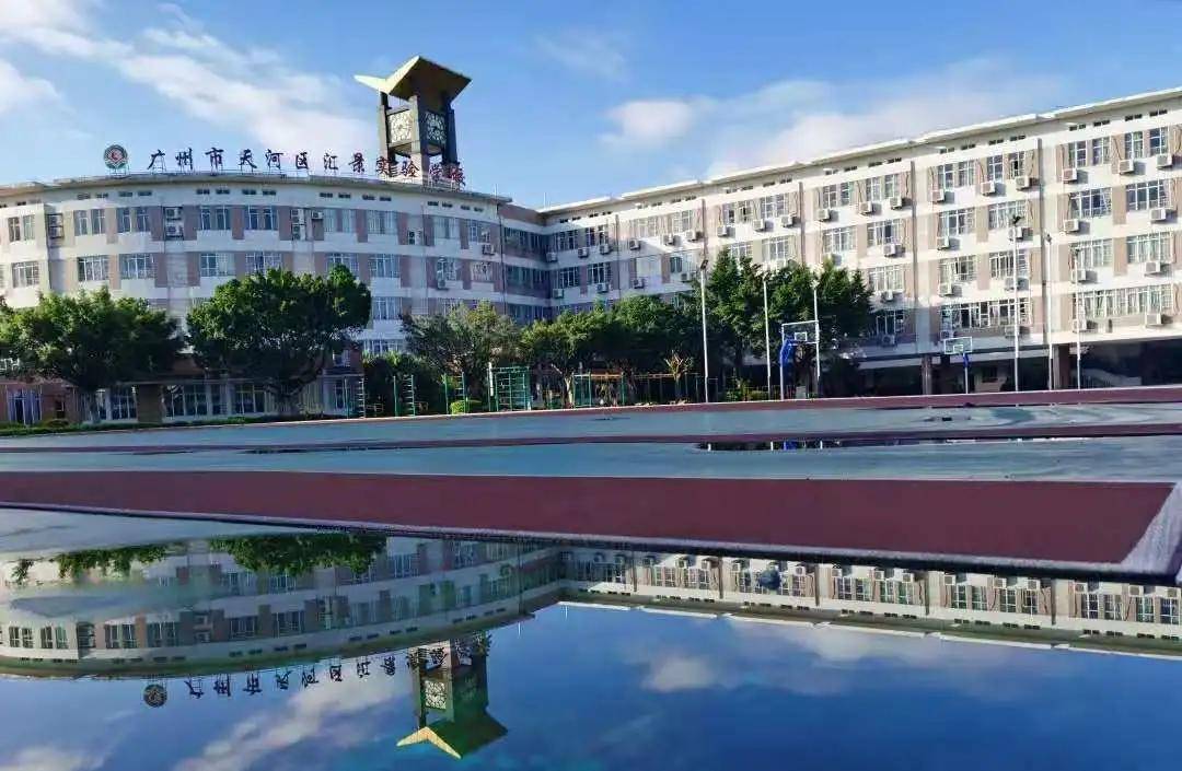 在广州升学圈,华附因其办学成绩突出而被称之为"神学院",每年报考