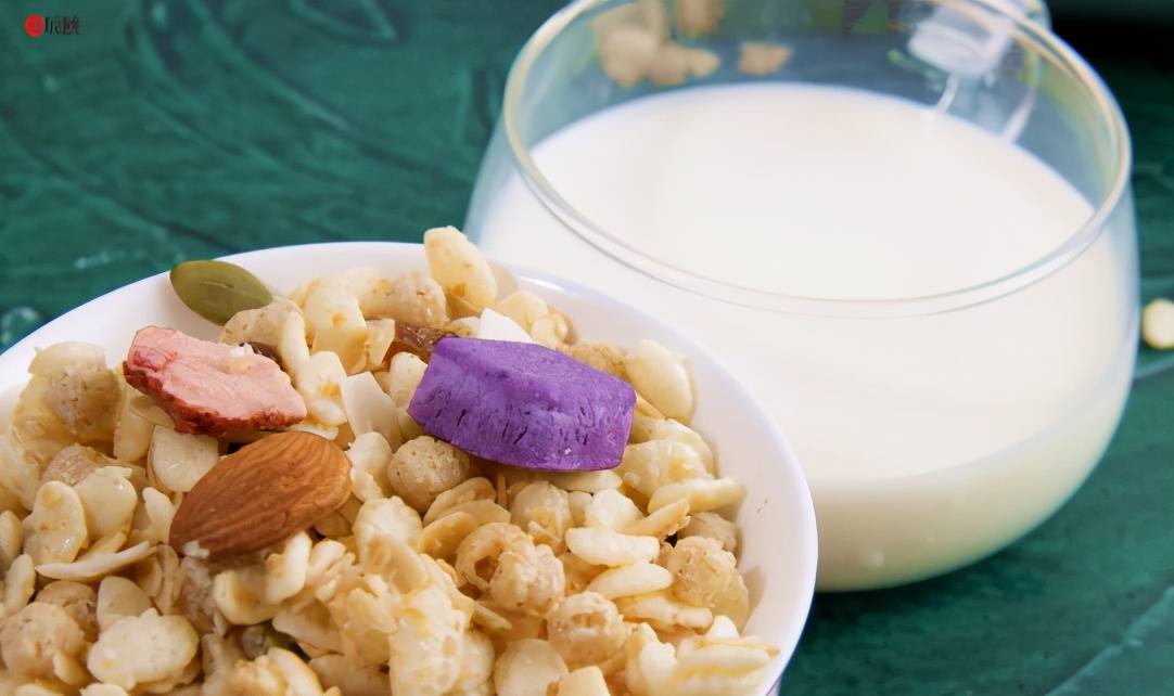 辰颐物语酸奶燕麦脆燕麦片分分钟解决你的早餐问题