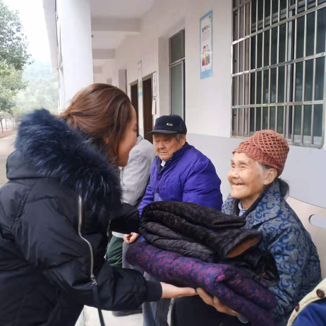 情暖夕阳红关爱敬老院老人系列活动走进谷达坡敬老院