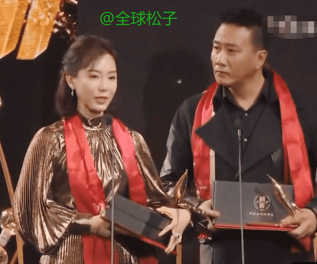 陈数获三项大奖,领奖时却表示惭愧,一旁的胡军表情亮了