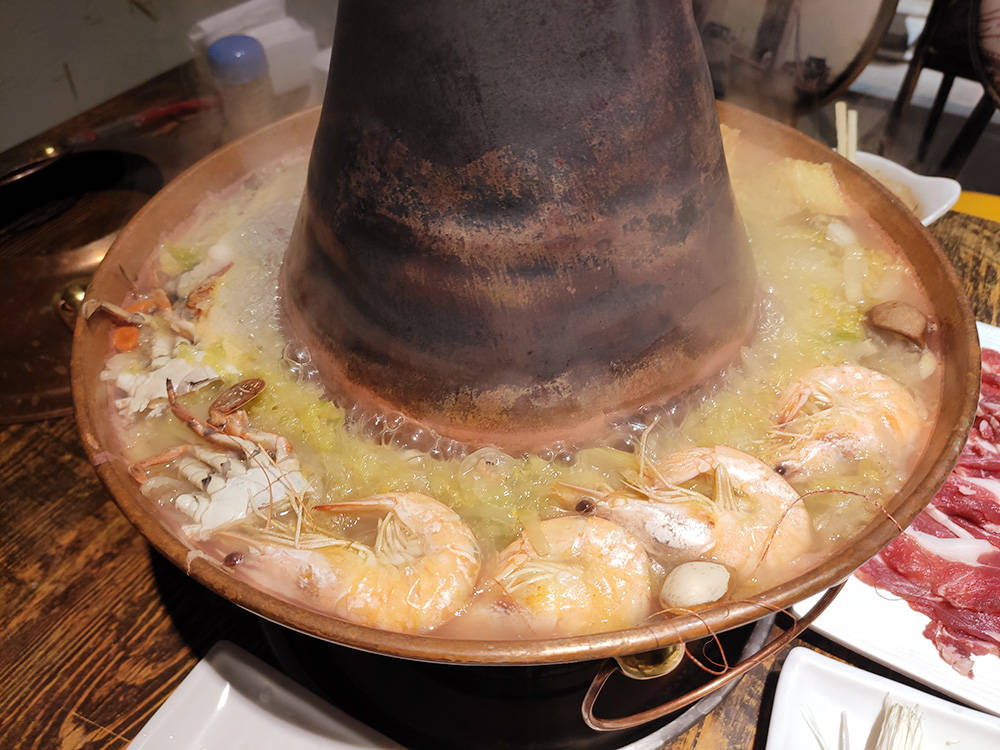 沈阳的冬天没有什么事儿是一顿酸菜海鲜铜火锅解决不了的