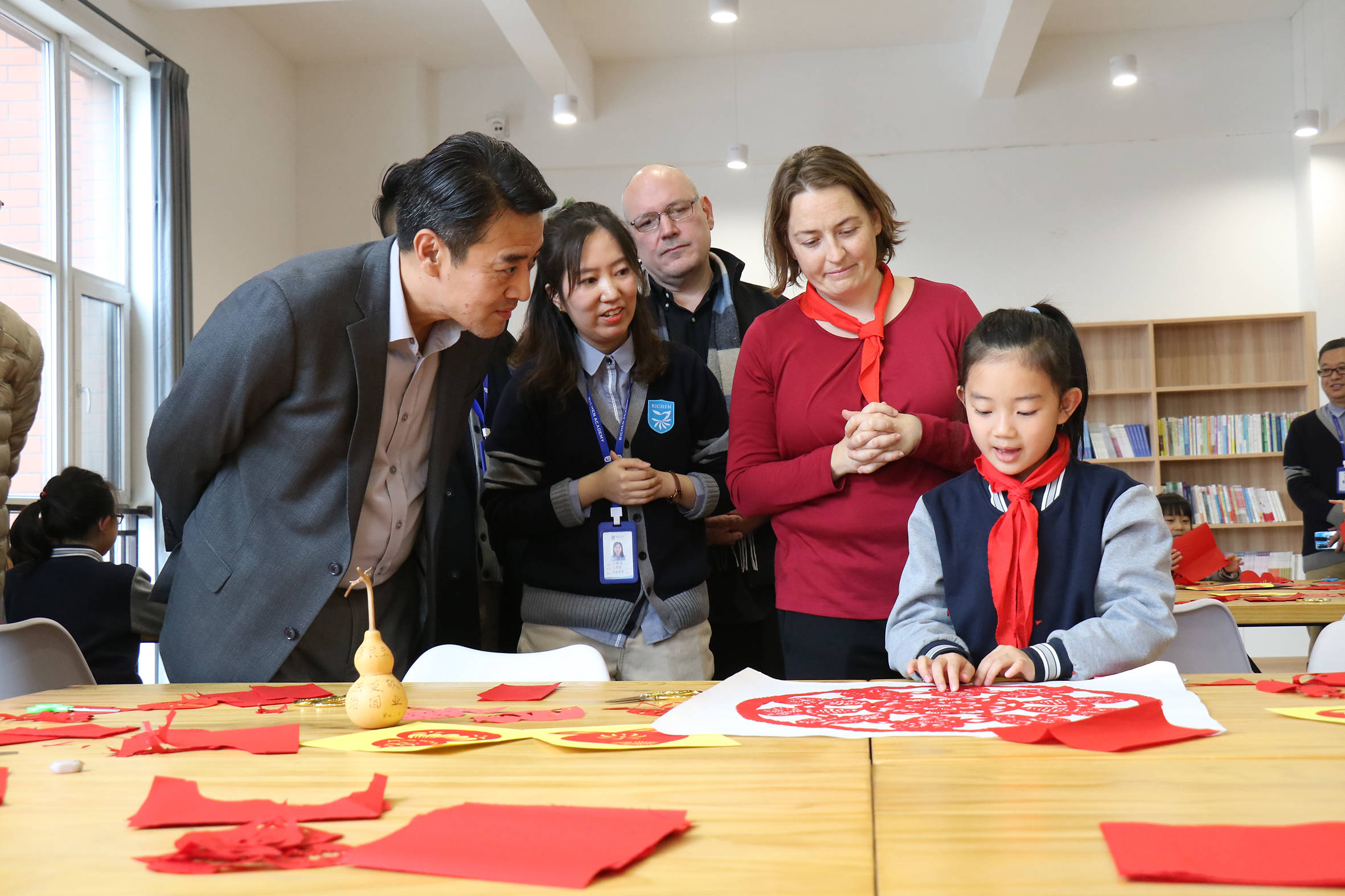 外交官走进太原尊成公学,点赞中国传统文化_手机搜狐网