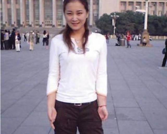贾玲素颜现身面色蜡黄，肉多到看不见脖子，身