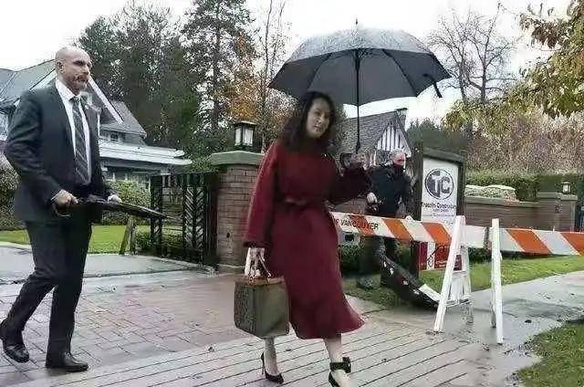 原创孟晚舟冒雨出庭,穿酒红大衣气场十足,配大波浪发型尽显成熟魅力