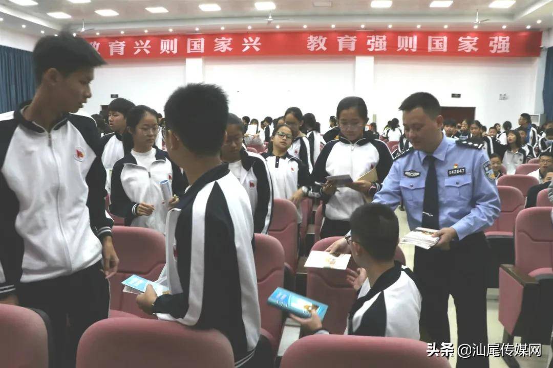 冯建青到彭湃中学讲授青少年毒品预防教育讲座