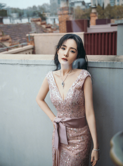 杨幂走时尚盛典红毯,抹胸裙捂胸放不开,深v露背长裙却美得闪耀