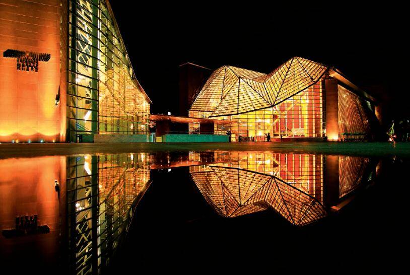 深圳音乐厅,2007年 建筑设计:矾崎新工作室