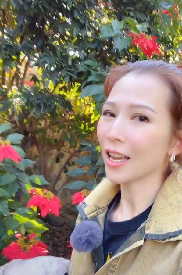 网友偶遇蔡少芬,又蹦又跳拍照超可爱