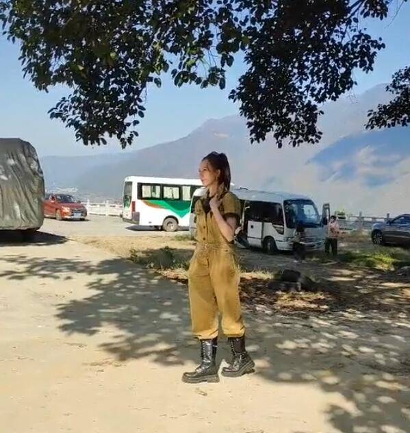 网友偶遇蔡少芬,又蹦又跳拍照超可爱