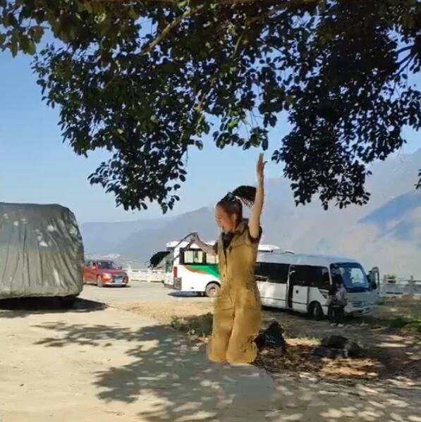 网友偶遇蔡少芬,又蹦又跳拍照超可爱
