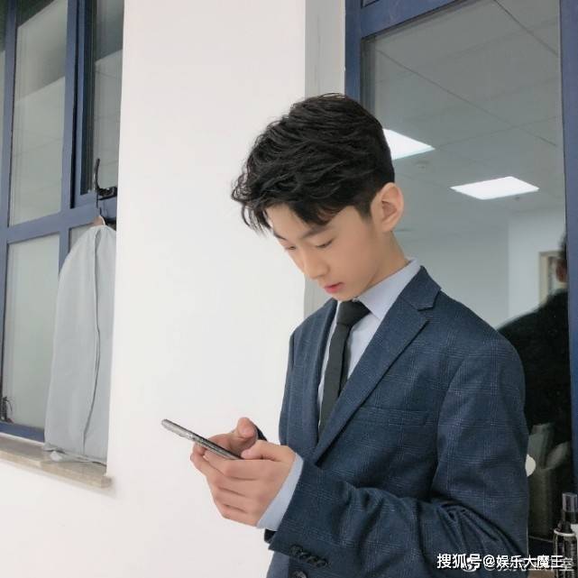 张亮儿子近照颜值海拔双高引赞叹，张亮不服晒
