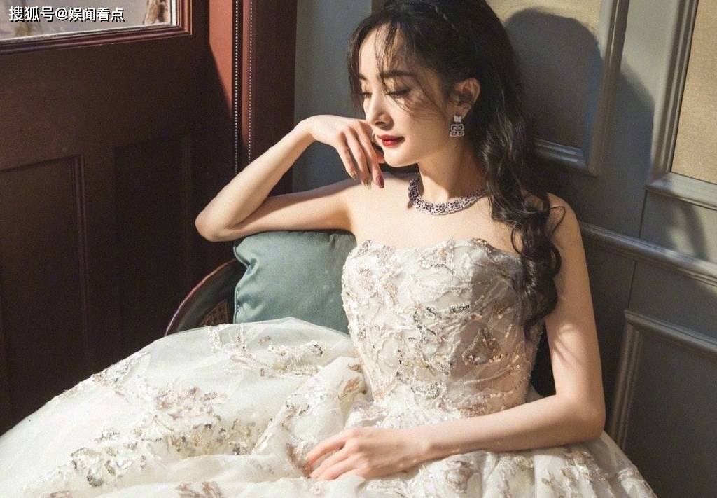 杨幂cosmo时尚盛典一浪漫白星光纱裙,复古又优雅